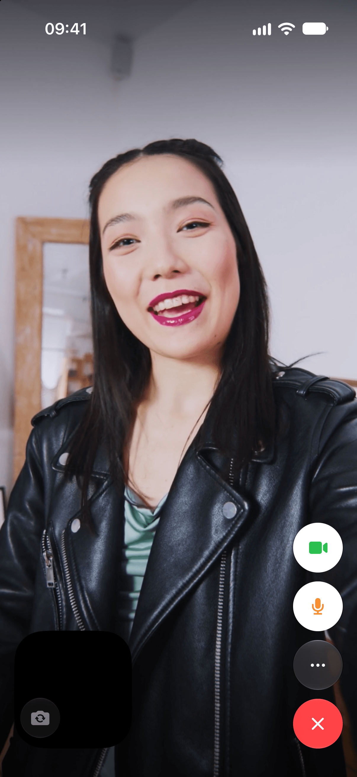 A fake FaceTime call in Hypermnesia Pro, playing a pre-recorded video.